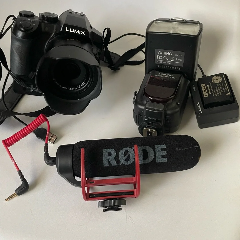 Professional Portable Camera Flash- attaches to most cameras.